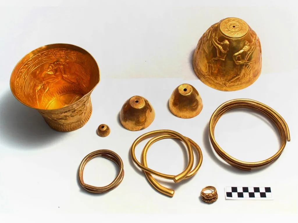 บ้องกัญชา ทองคำ เก่าแก่ อายุ 2,400 ปี